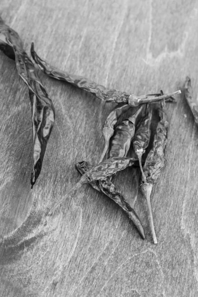 Gri Tonlarda Kurutulmuş Biber Kabukları Aşçılık Arka Planında — Stok fotoğraf