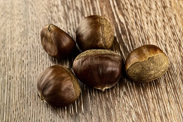 Haufen Brauner Kastanien Nahaufnahmen Grau Getönten Farben — Stockfoto