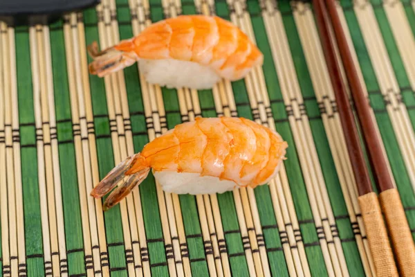 Köstliche Sushi Frische Garnelen Auf Reis Liegt Auf Einem Grünen — Stockfoto