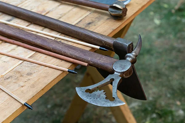 斧戦闘オープンワークブレード武器のテーブルの並べ替え上のマウスの背景に矢印弓 — ストック写真