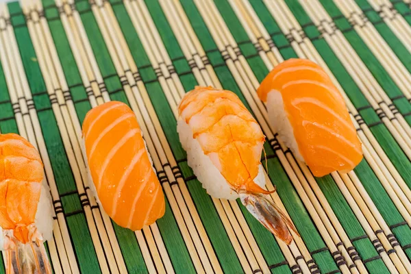 Świeże Tradycyjne Krewetki Sushi Łosoś Gotowanie Zestaw Lekkim Tle — Zdjęcie stockowe