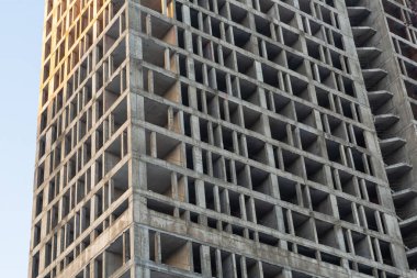 Gökyüzü arka planına yakın bir apartmanın gri çimento bazlı yapısı