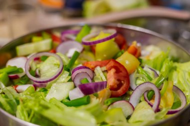 Sebzelerden taze salata, salatalık, domates, marul ve kırmızı soğan.