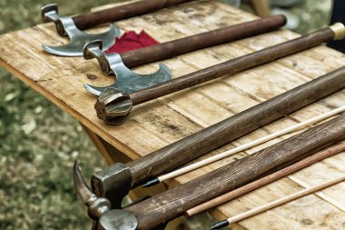 Ortaçağ silah ustası savaş baltası, tahta arka planda topuz.