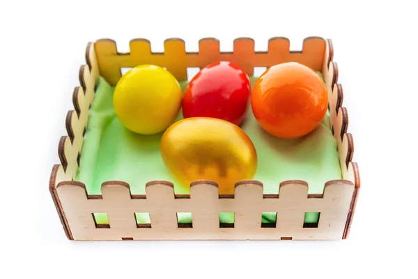 Wielkanocny Zestaw Kolorowych Złotych Żółtych Czerwonych Jaj Drewnianym Pudełku Izolowanym — Zdjęcie stockowe