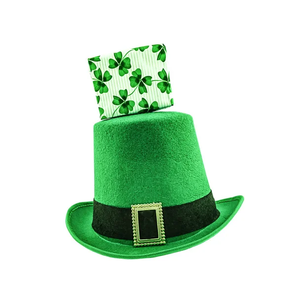圣帕特里克带礼品盒的绿色礼帽 节庆套件与白色背景垂直照片隔离 — 图库照片