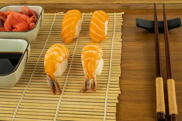 Zestaw Świeżego Sushi Łososia Krewetek Ryżu Macie Bambusowej Parę Pałeczek — Zdjęcie stockowe