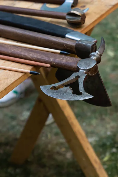 Hache Combat Avec Une Lame Ajourée Sur Une Table Sur — Photo