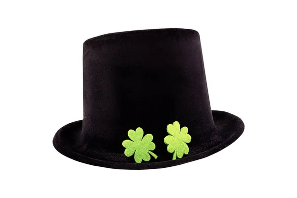 フィールド上の聖パトリックの日のパターン黒の帽子は 緑のクローバーのペアが白い隔離された背景に横たわっている — ストック写真