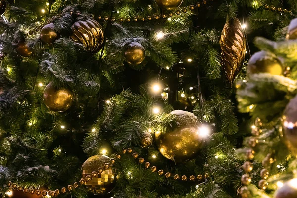 Festliches Dekor Muster Dekoriert Weihnachtsbaum Mit Kugeln Perlen Und Girlanden — Stockfoto