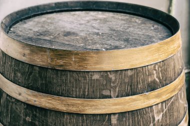 Eski meşe fıçısı koyu kahverengi bakır halkalar yakın plan içki imalathanesi arka planı