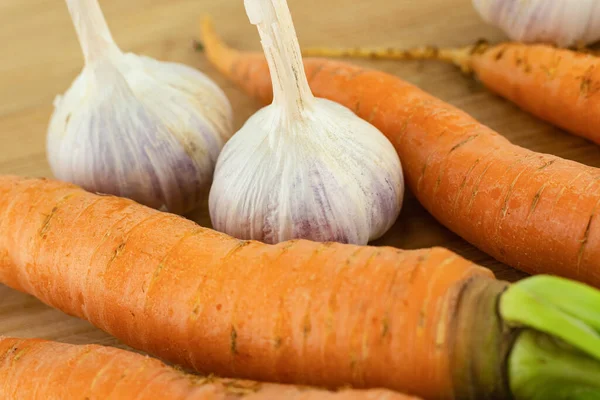 Pair Whole Garlic Stands Large Carrots Ripe Root Vegetables — Stock Photo, Image