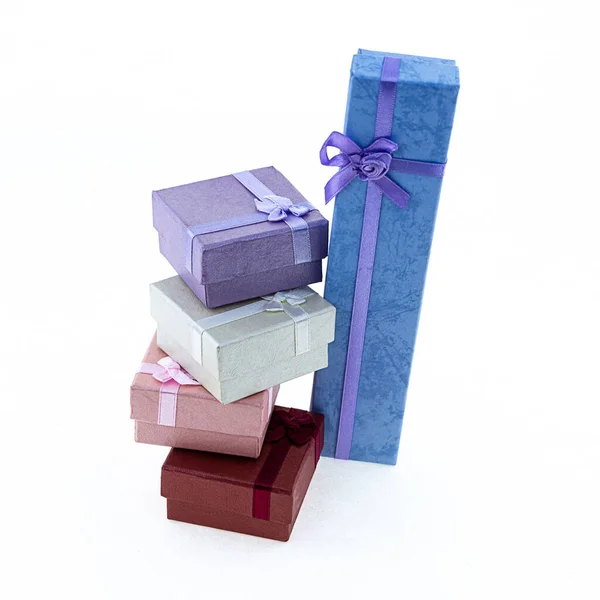 Stapel Von Geschenkkartons Dunkelrot Rosa Blau Und Lang Lila Box — Stockfoto