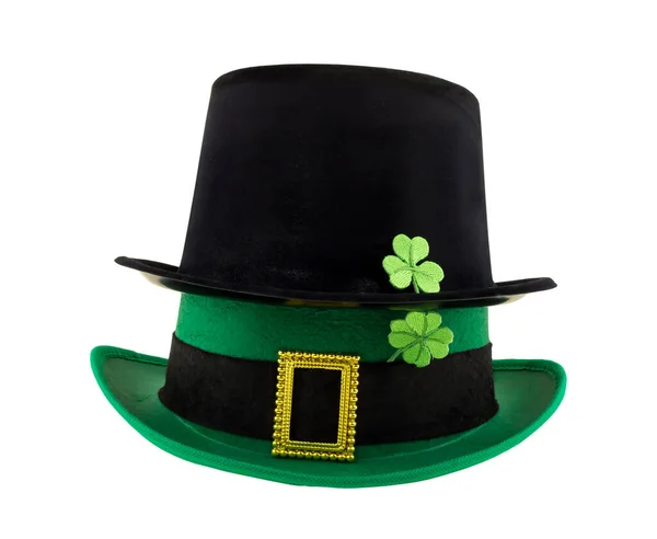 绿色圆顶礼帽上的黑色帽子 在孤立的背景上饰有三叶草 — 图库照片