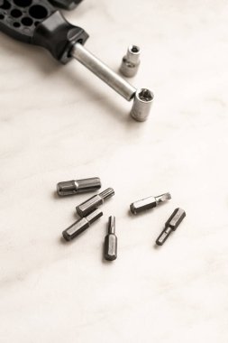 Evrensel mühendis el aleti tornavida ve ahşap arka plana parçaları serpme