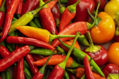Çeşitli renkli biberler sarı ve kırmızı yakın plan sebze arka planı