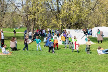 Rusya Federasyonu, Moskova Mayıs 2018 St. George Turnuvası. Tahta silahlı ve kostümlü çocuklar açık alanda tarihi bir festival dövüşünde.
