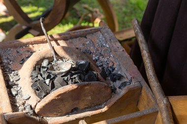 Metal eritmek ve dövmek için kömür üretimi, silah üretimi için geleneksel bir sanattır.