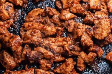 Kızarmış ve baharatlı et parçaları.