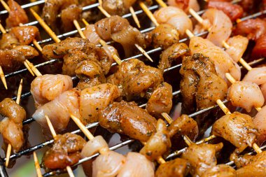 Hafif ve koyu kebap eti Izgara arka planda çubuk koymak