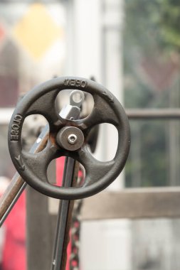 Yazı rehberli demir siyah valf açık ve kapalı mühendislik sırtı