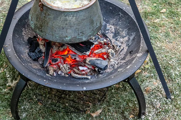 Cocinar Sobre Fuego Abierto Olla Hierro Olla Llena Sopa Cerca — Foto de Stock