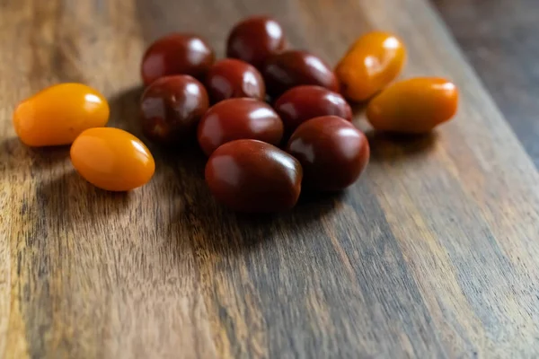 Jogo Tomates Terracota Amarelos Vermelhos Centro Uma Mesa Madeira — Fotografia de Stock