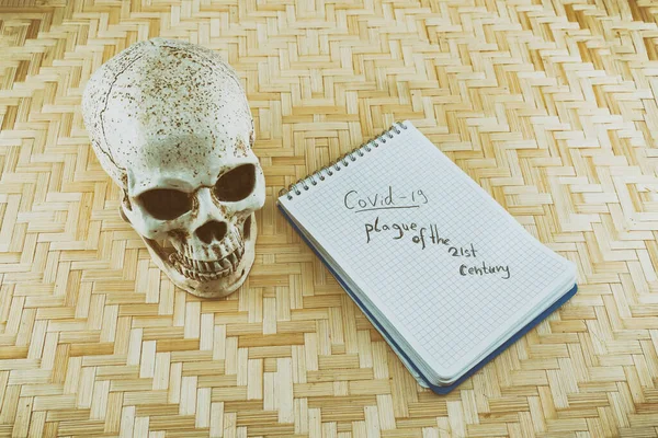 Human Skull Notepad Inscription Covid Plague 21St Century — Stock Photo, Image