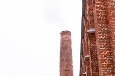 Fotokopi alanı mühendisliği tasarımı ile gökyüzü arka planında fabrika tuğlası boru