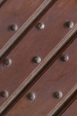 Ahşap zemin, koyu kahverengi, demir perçinli kalaslar.