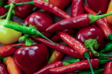 Çeşitli çeşitlerdeki acı biberler yuvarlak ve uzun kapsül kırmızı ve sarı desenli.