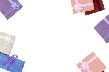 Beyaz yalıtılmış arka planda şenlikli eflatun ve pembe