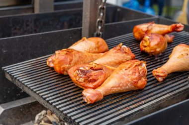 Saw huş ağacı kütükleri yere yığılmış kereste fabrikasına yakın plan, ağaç gövdesi düzgün kesilmiş.