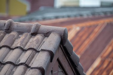 Çatı üstü görünümü, gri fayanslı, eski ve tırtıklı