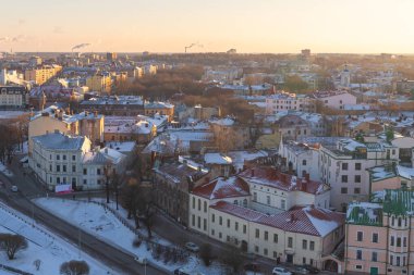 Vyborg Rusya Federasyonu 01 / 05 / 2017. Kuzeydeki şehirlerin evleri ve çatıları karla kaplı.