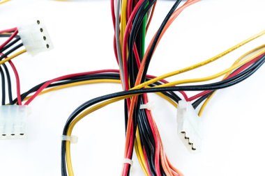 Karmaşık kablolar izole edilmiş arkaplanda çok renkli siyah ve kırmızı