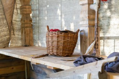 Kahverengi ahşap sepet büyük hasır geleneksel tezgahın üzerinde duruyor