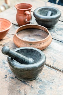 Tabakların havan ve tokmak seti masaya dikey olarak siyah ve kil plaka