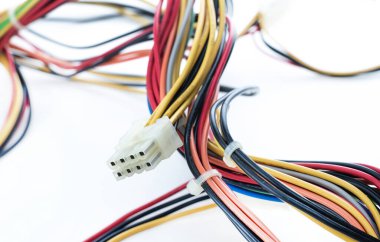 Karmaşık kablolar izole edilmiş arkaplanda güç sağlamak için çok renkli