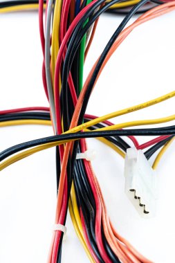 Siyah, kırmızı ve sarı kablolar izole arkaplanı kapatır