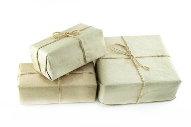 Kare hediye kutusu izole edilmiş arka planda bağlı halat zanaat hediyesi
