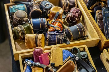 Küçük eşyaların el yapımı deri çanta deposu, cüzdan