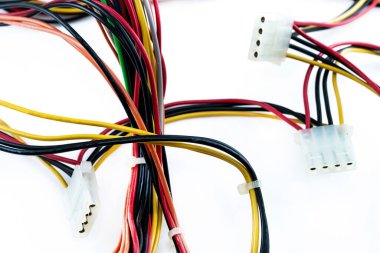 İzole edilmiş arkaplanda güç sağlamak için kırmızı ve siyah kablolar çapraz