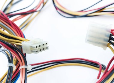 İzole edilmiş arkaplanda kırmızı, siyah ve sarı bilgisayar kablolarından yapılmış çerçeve