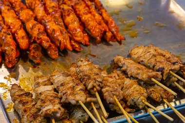 Kızarmış tavuk şişleri hızlı ve sağlıklı Asya sokak yemekleri