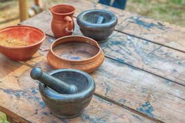 Tabak takımı bir çift tabak, bira kupası ve tahta bir masada havan topu.