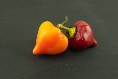 parlak kırmızı biber kırmızı ve sarı yuvarlak kırmızı biber siyah arkaplanda