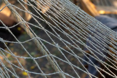 Bulanık arkaplanda büyük delikler olan yakın plan balık ağı.