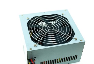 İzole edilmiş arkaplanda güç kaynağı üst görünüm havalandırma ızgarası