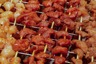 Baharatlı marine edilmiş et kebabı. Baharatlı arka plan mutfağı.